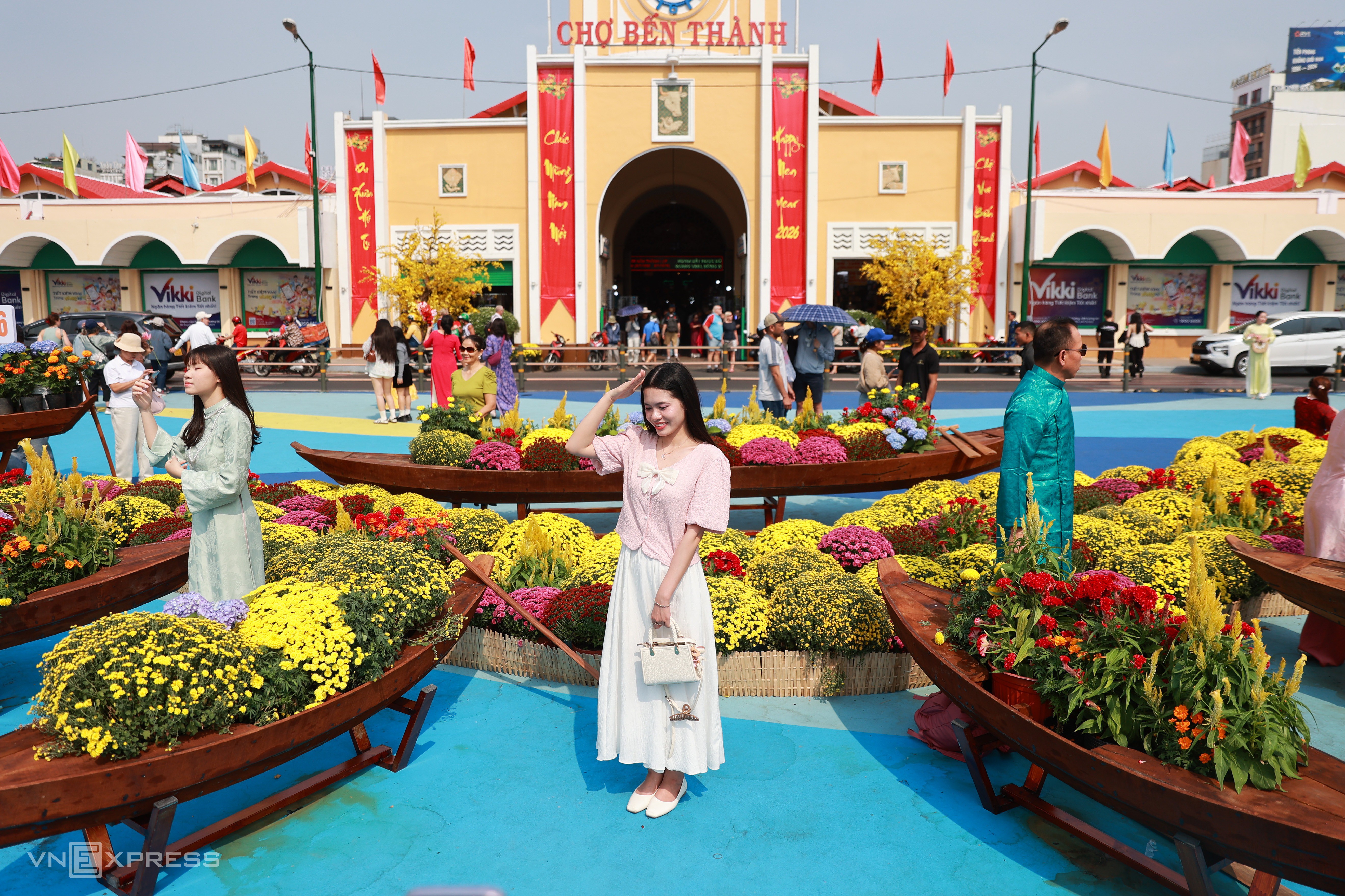 Người trẻ đổ đến check in diện mạo mới chợ Bến Thành - 4