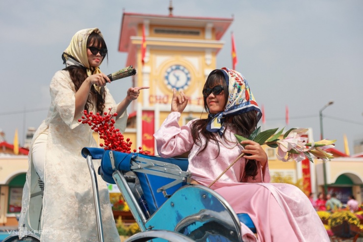 Người trẻ đổ đến check in diện mạo mới chợ Bến Thành - 10