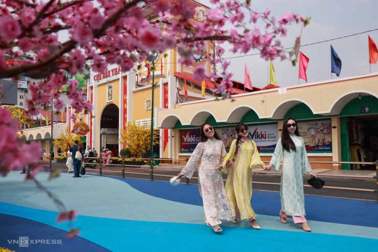 Người trẻ đổ đến check in diện mạo mới chợ Bến Thành - 11