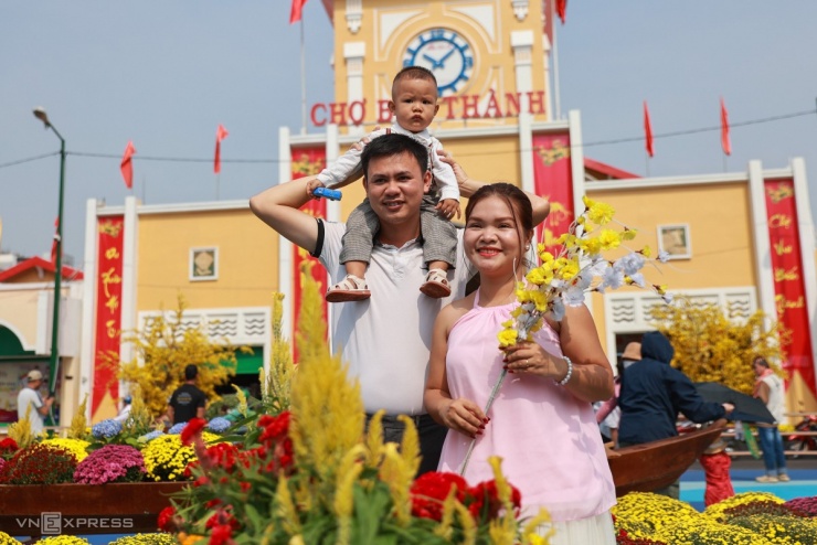 Người trẻ đổ đến check in diện mạo mới chợ Bến Thành - 12