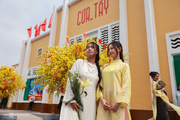 Người trẻ đổ đến check in diện mạo mới chợ Bến Thành - 13