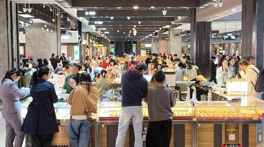 Khám phá thủ phủ buôn vàng lớn nhất Trung Quốc, là tâm điểm của vụ bê bối sập sàn Jieworui- Ảnh 3.