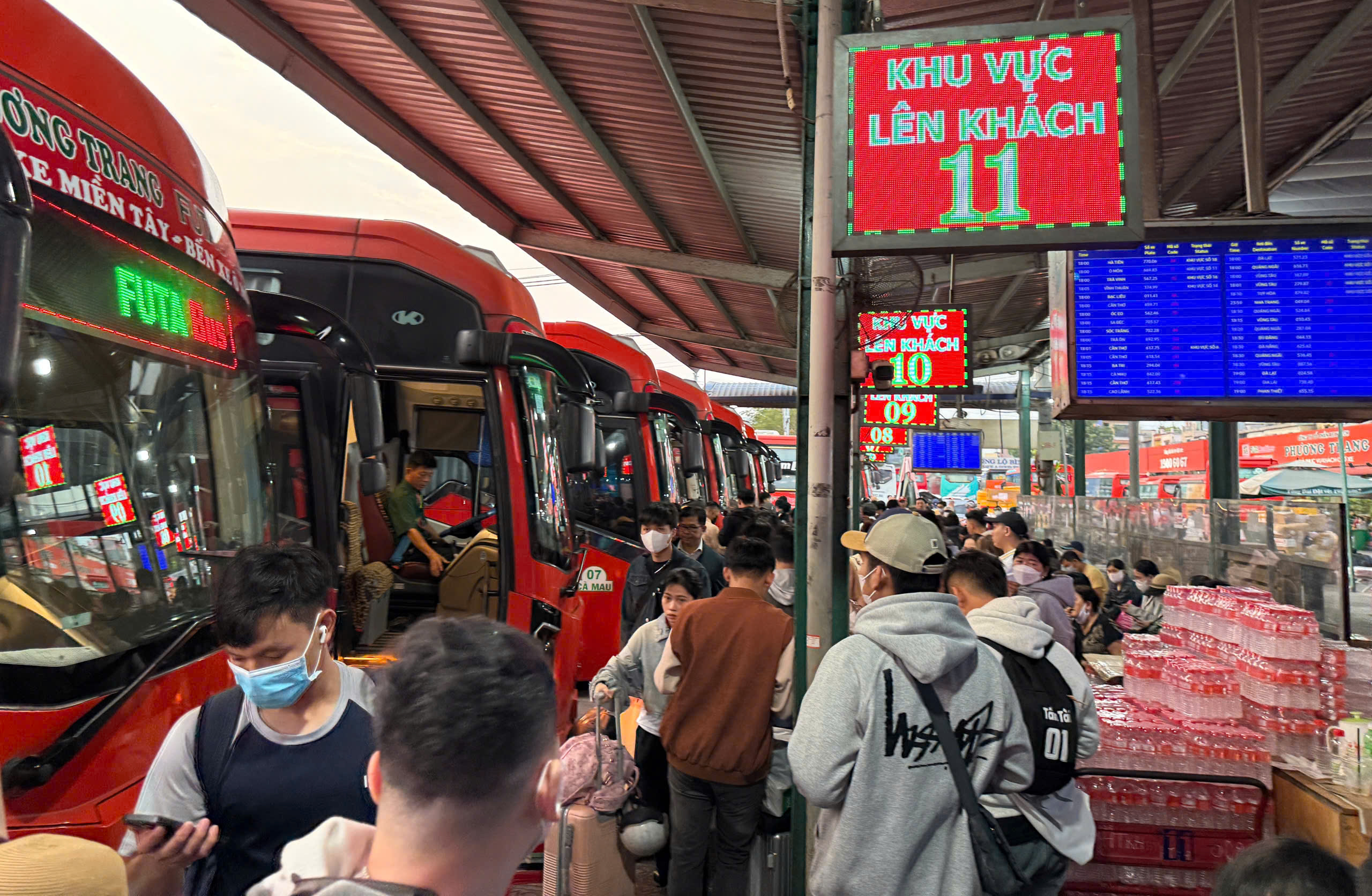 Tăng chuyến, vé máy bay Tết vẫn 'căng' - Ảnh 4.