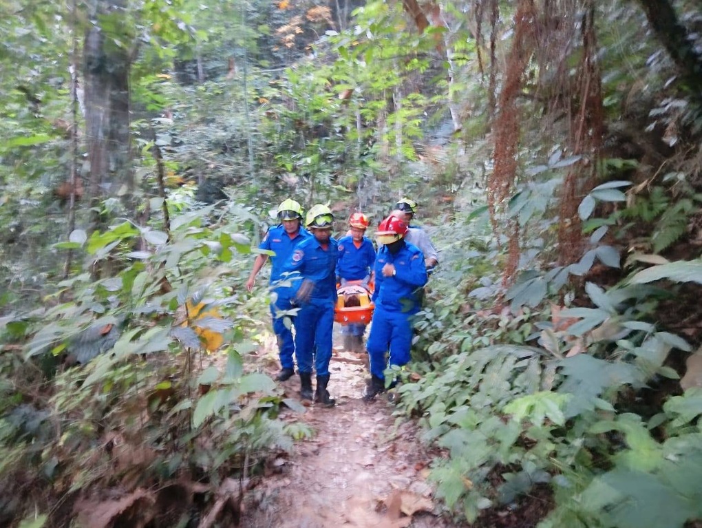 Mặc đồ người nhện leo núi, người đàn ông rơi từ độ cao 20m ở Malaysia  - 3