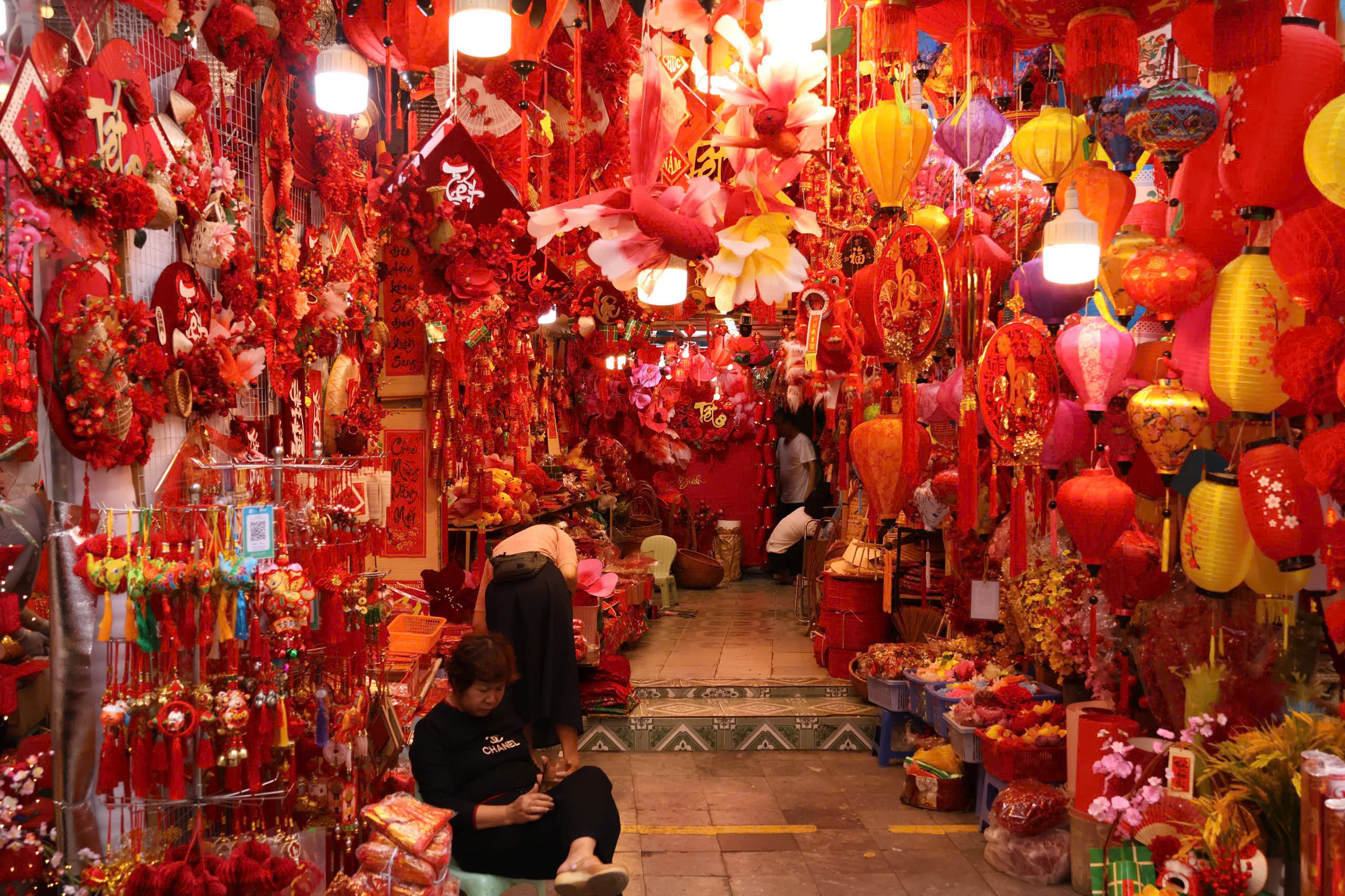 Phố, phường Thủ đô Hà Nội rực rỡ sắc Xuân  - Ảnh 3.