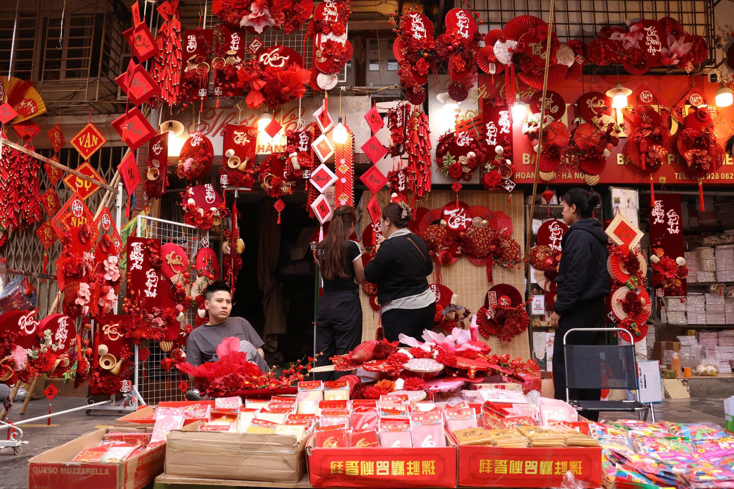 Phố, phường Thủ đô Hà Nội rực rỡ sắc Xuân  - Ảnh 4.