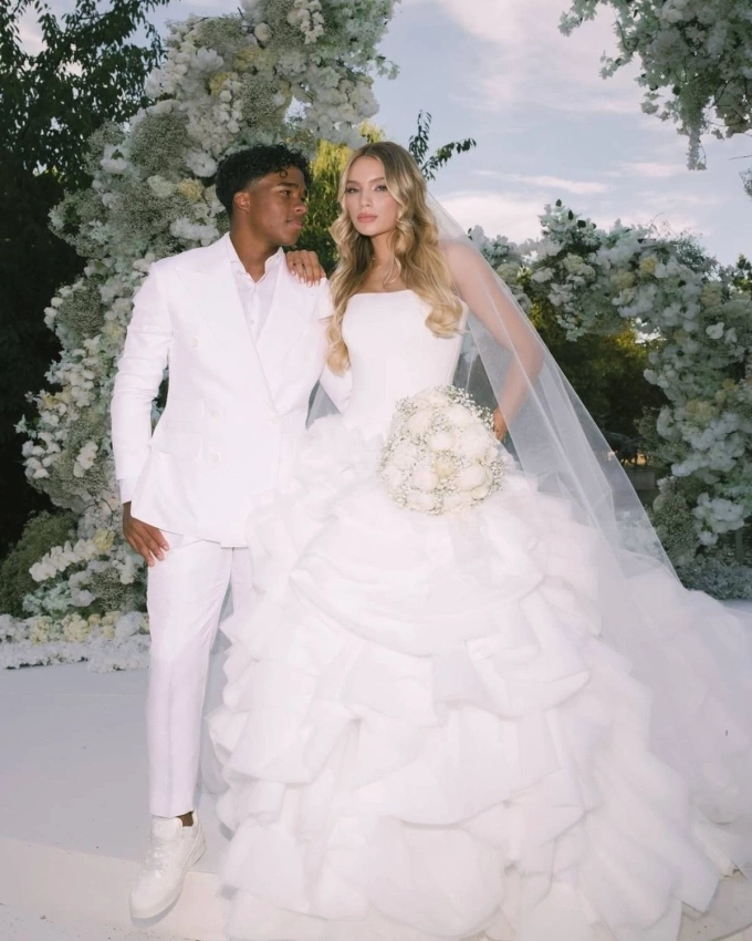 Endrick và cô vợ hơn 5 tuổi Gabriely, trong đám cưới tại quê hương Brazil hồi tháng 7/2025.