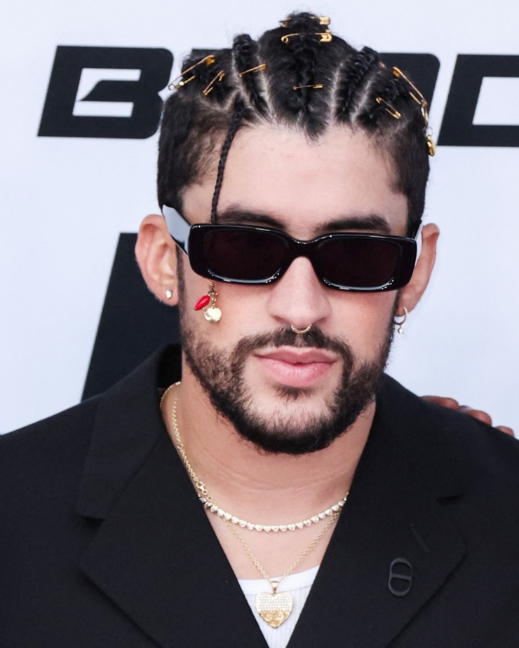 Theo GQ, Bunny ăn mặc phá cách từ năm 12 tuổi và ngày càng táo bạo, hút mắt hơn theo thời gian. "Tôi không phân biệt giới tính khi mua quần áo. Tại sao chỉ phụ nữ mới được sơn móng tay? Chỉ là móng tay thôi mà", anh nói với GQ. Ngoài trang phục, Bunny còn đầu tư cho kiểu tóc, trang sức và phụ kiện. Anh từng khiến khán giả thích thú với các kiểu tóc tết đính kèm hạt pha lê, kim băng, đeo móc trang trí cho kính râm. Ảnh: AFP