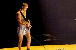 Justin Bieber cởi trần, mặc quần đùi diễn Grammy