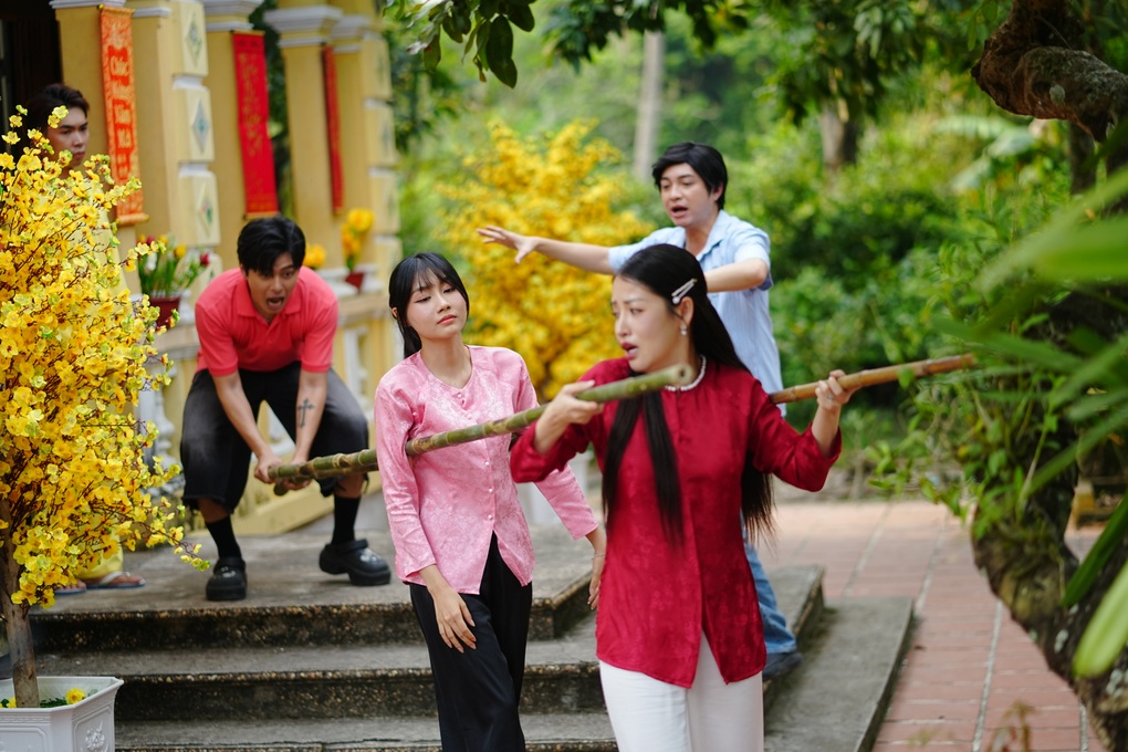 Hậu trường thú vị của con trai Thu Trang - Tiến Luật trong phim cùng bố mẹ - 2