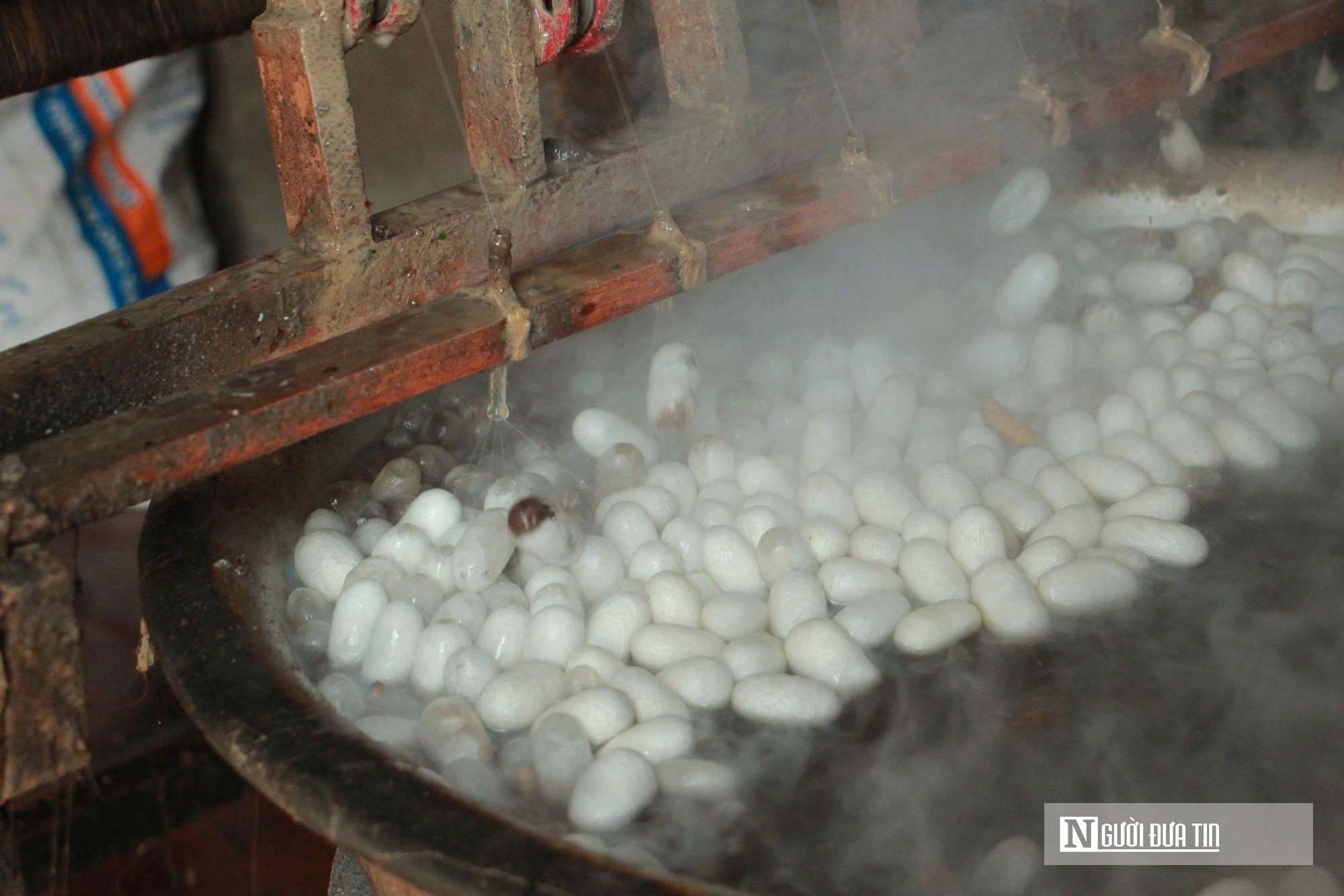 Lửa nghề ở Hồng Đô sắp tắt, chỉ còn một guồng tơ quay níu ký ức vàng son- Ảnh 2.