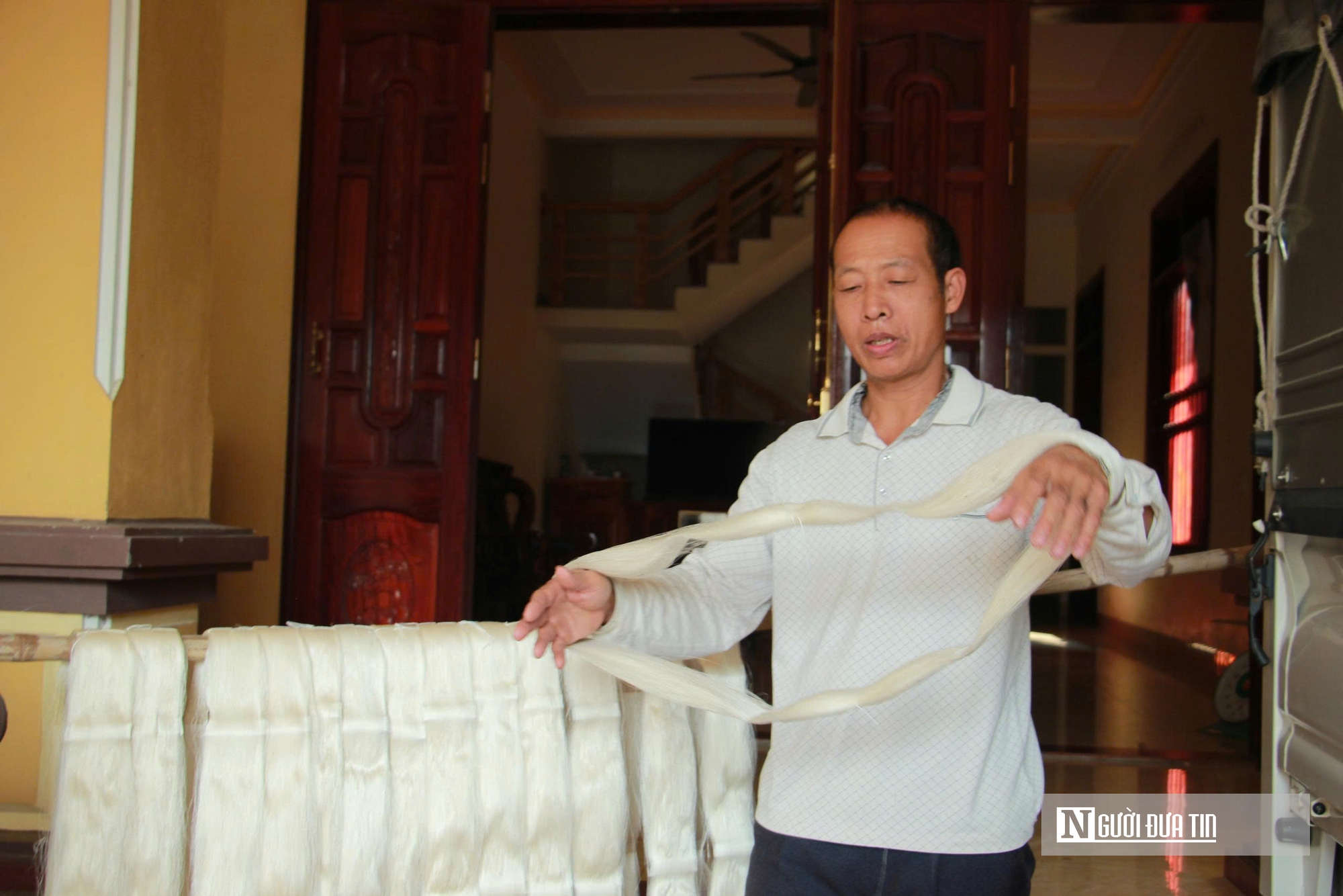 Lửa nghề ở Hồng Đô sắp tắt, chỉ còn một guồng tơ quay níu ký ức vàng son- Ảnh 4.