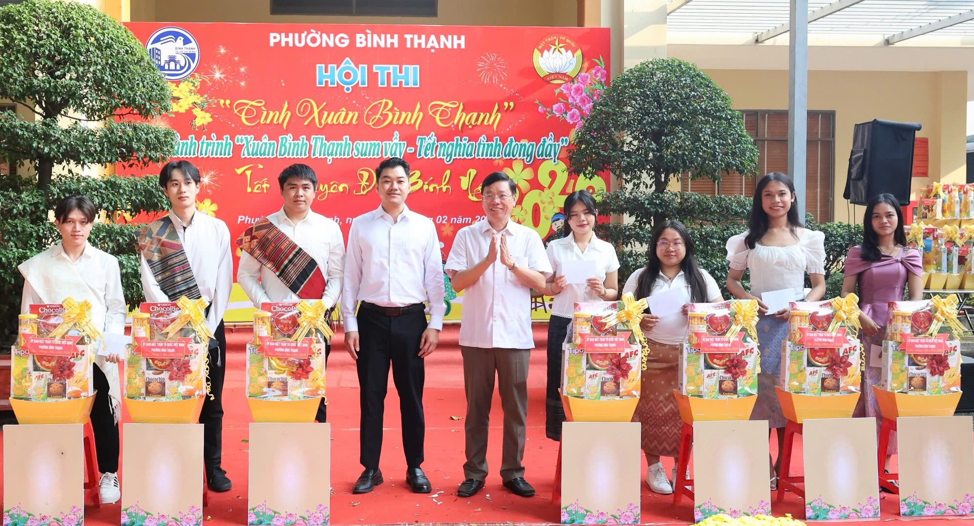 Bí thư phường TPHCM gói bánh chưng cùng người dân - Ảnh 2.