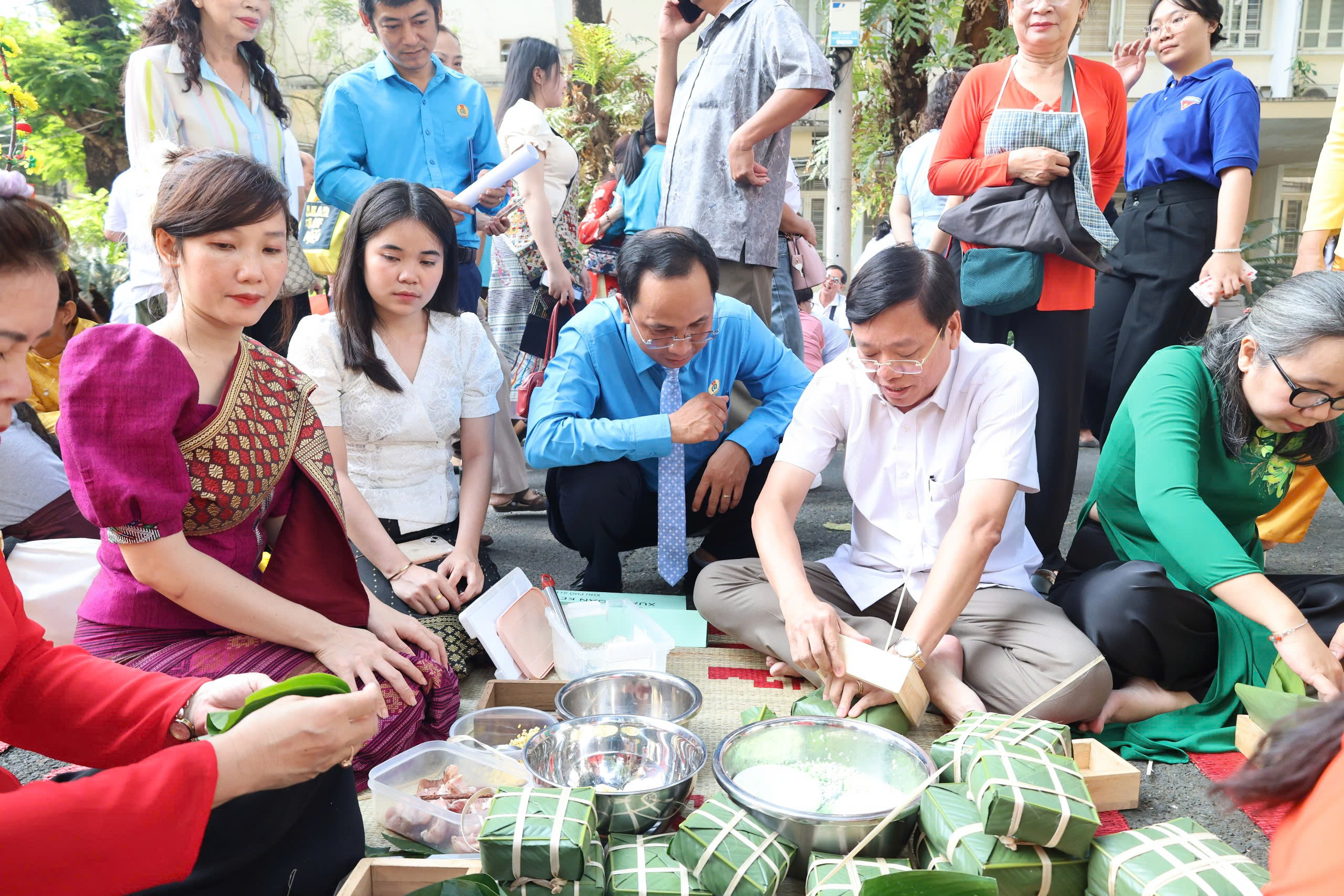 Bí thư phường TPHCM gói bánh chưng cùng người dân - Ảnh 3.