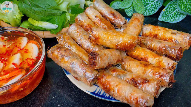 Nem rán thường được dùng kèm với cơm nóng, bún tươi hoặc các loại rau sống như xà lách, húng lủi, húng quế để cân bằng hương vị.