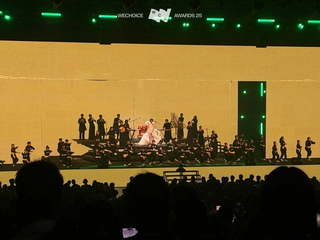 Phương Mỹ Chi và Phương Ly “bắt tay” chơi lớn, đưa WeChoice vào 2 không gian trên cùng 1 sân khấu- Ảnh 2.