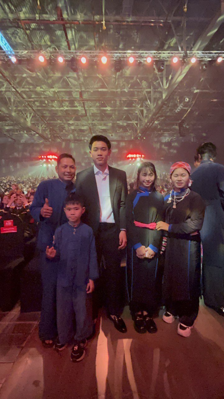 Gấp đôi visual: Đại uý Đào Văn Bình xin chụp ảnh cùng Đình Bắc, hotboy U23 Việt Nam cực hút fan tại WeChoice Awards 2025- Ảnh 3.