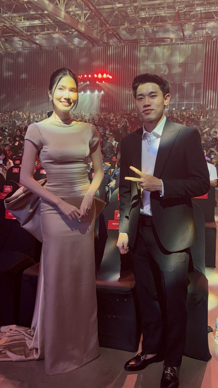 Gấp đôi visual: Đại uý Đào Văn Bình xin chụp ảnh cùng Đình Bắc, hotboy U23 Việt Nam cực hút fan tại WeChoice Awards 2025- Ảnh 4.