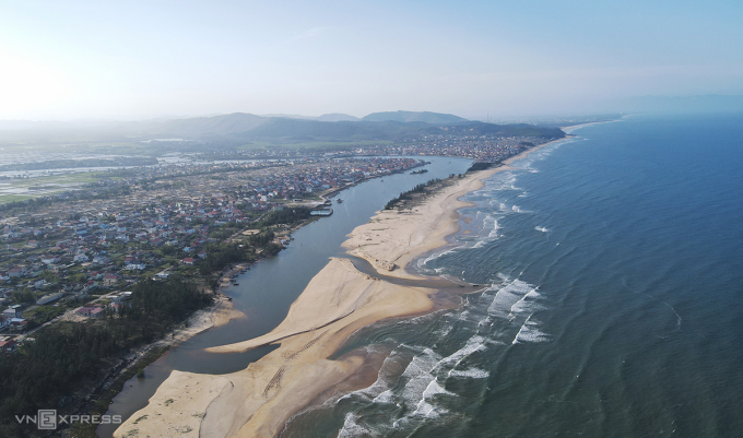 Cửa biển Lý Hòa được mở cửa nới để nước thoát. Ảnh: Đắc Thành