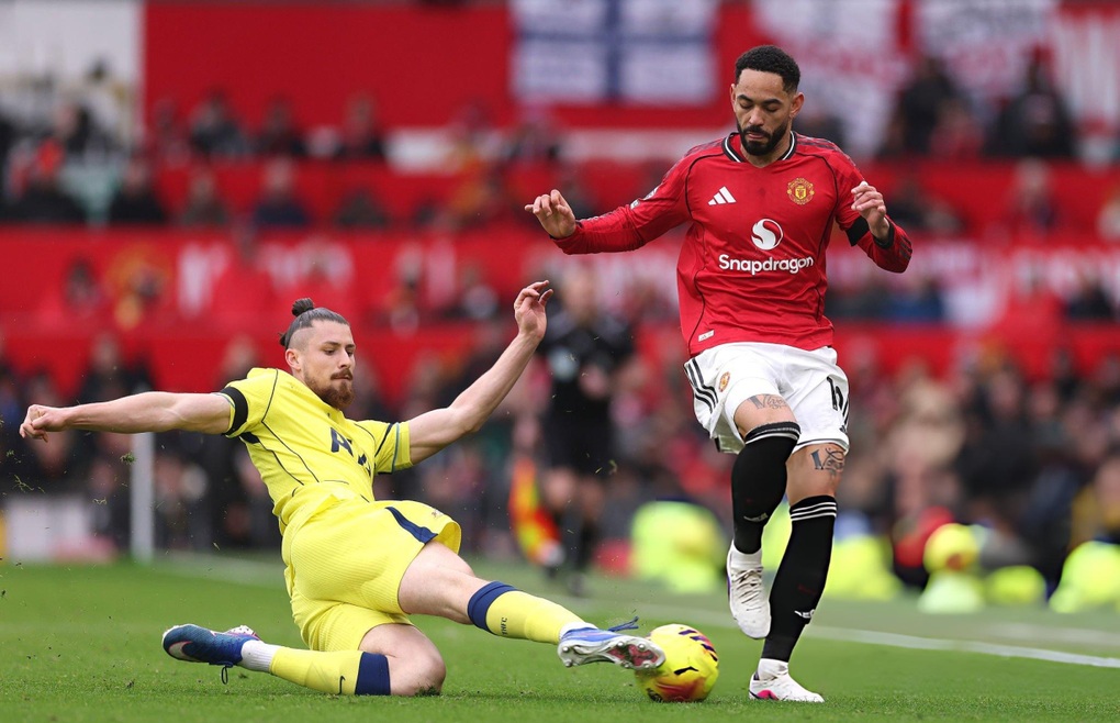 Tottenham vỡ trận vì thẻ đỏ, Man Utd thắng 4 trận liên tiếp - 3