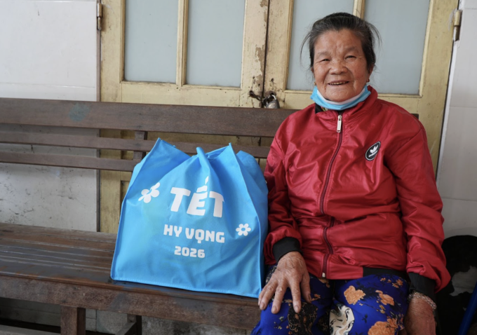 Bà Huỳnh Thị Xuân Lan, 80 tuổi, xã Tiên Phước, nghỉ chân sau khi nhận quà và chuẩn bị ra về.