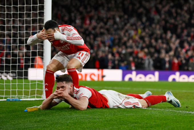 Viktor Gyokeres mừng bàn cùng Gabriel Martinelli. Ảnh: Reuters