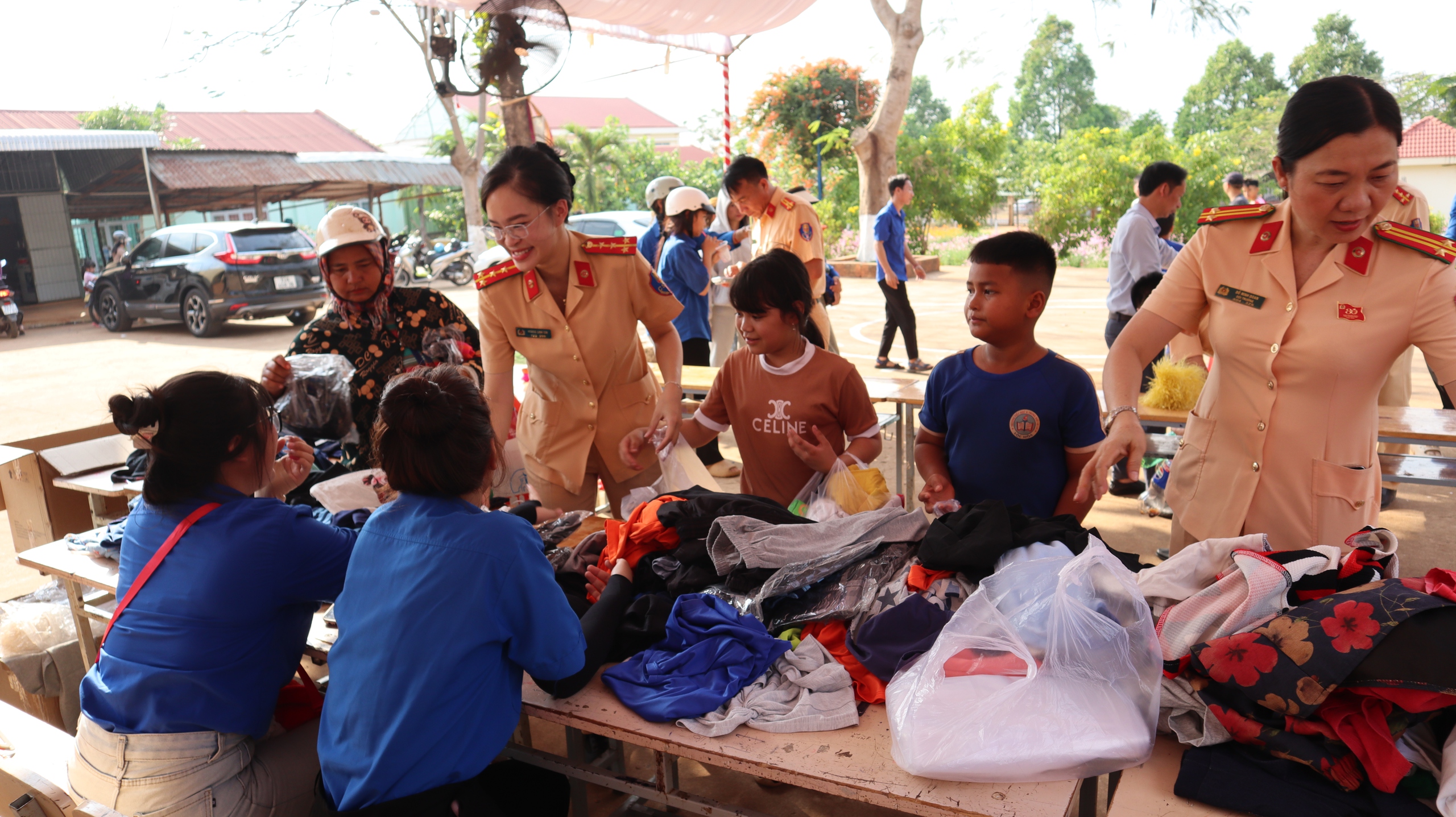 CSGT Đồng Nai 'sưởi ấm biên cương' tại xã Lộc Thạnh- Ảnh 5.