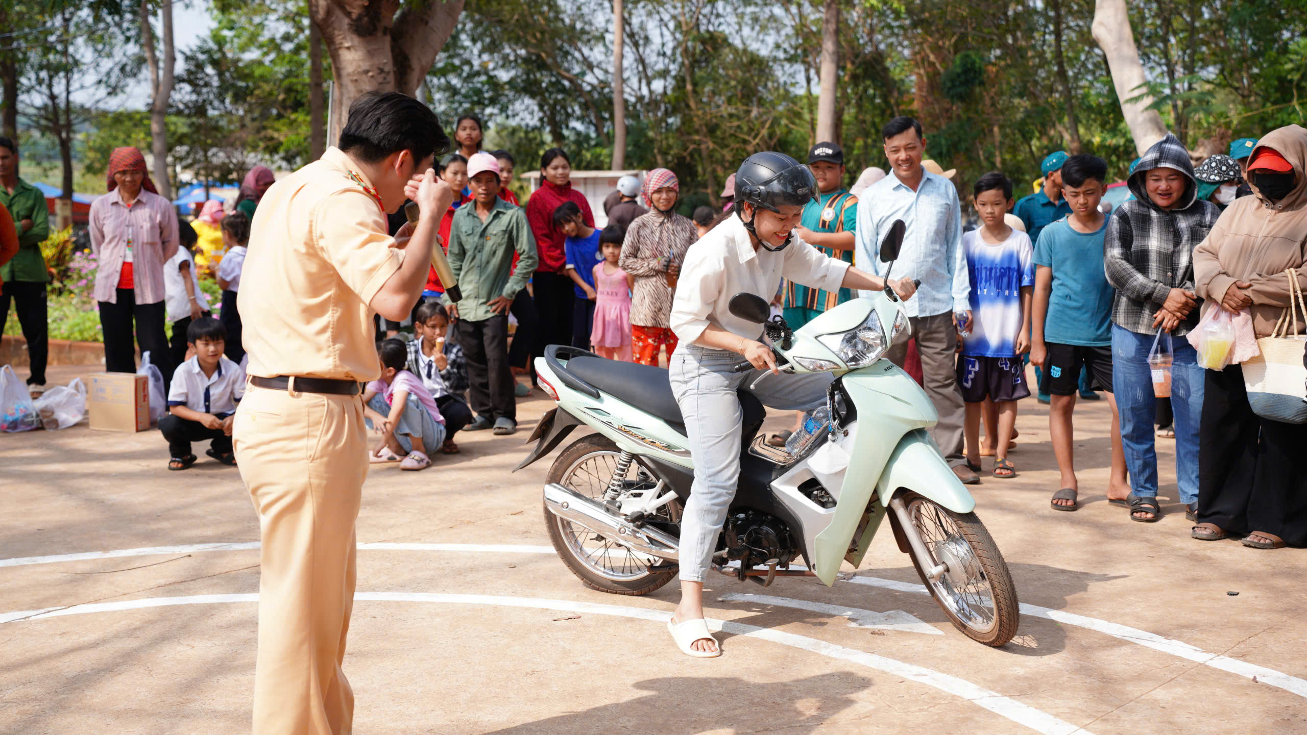 CSGT Đồng Nai 'sưởi ấm biên cương' tại xã Lộc Thạnh- Ảnh 6.