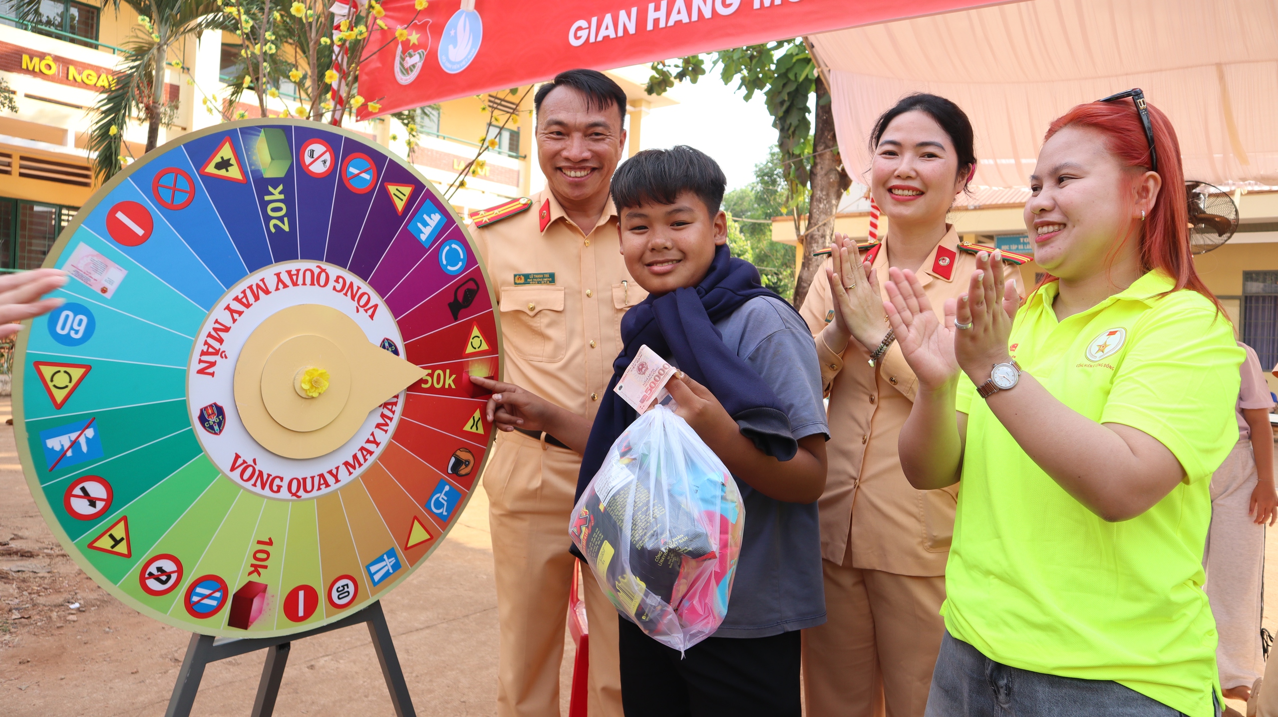 CSGT Đồng Nai 'sưởi ấm biên cương' tại xã Lộc Thạnh- Ảnh 7.