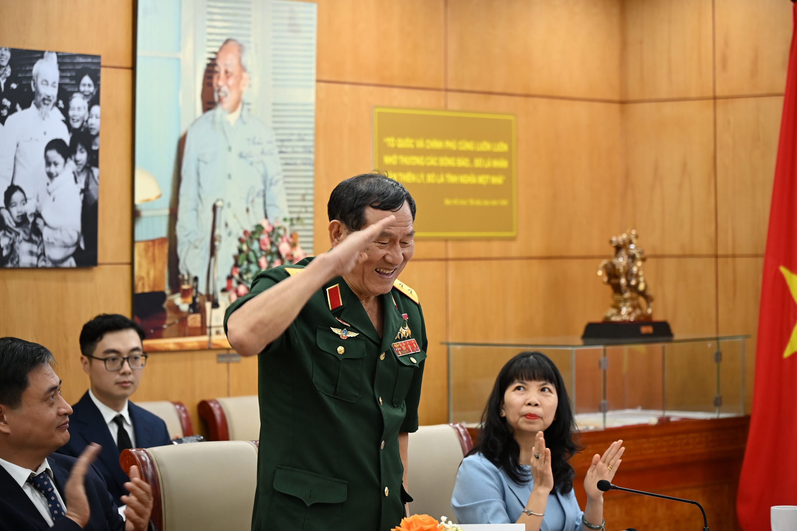 Cuộc gặp mặt lịch sử giữa Trung tướng Phạm Tuân và chị Amanda Nguyễn - Ảnh 2.