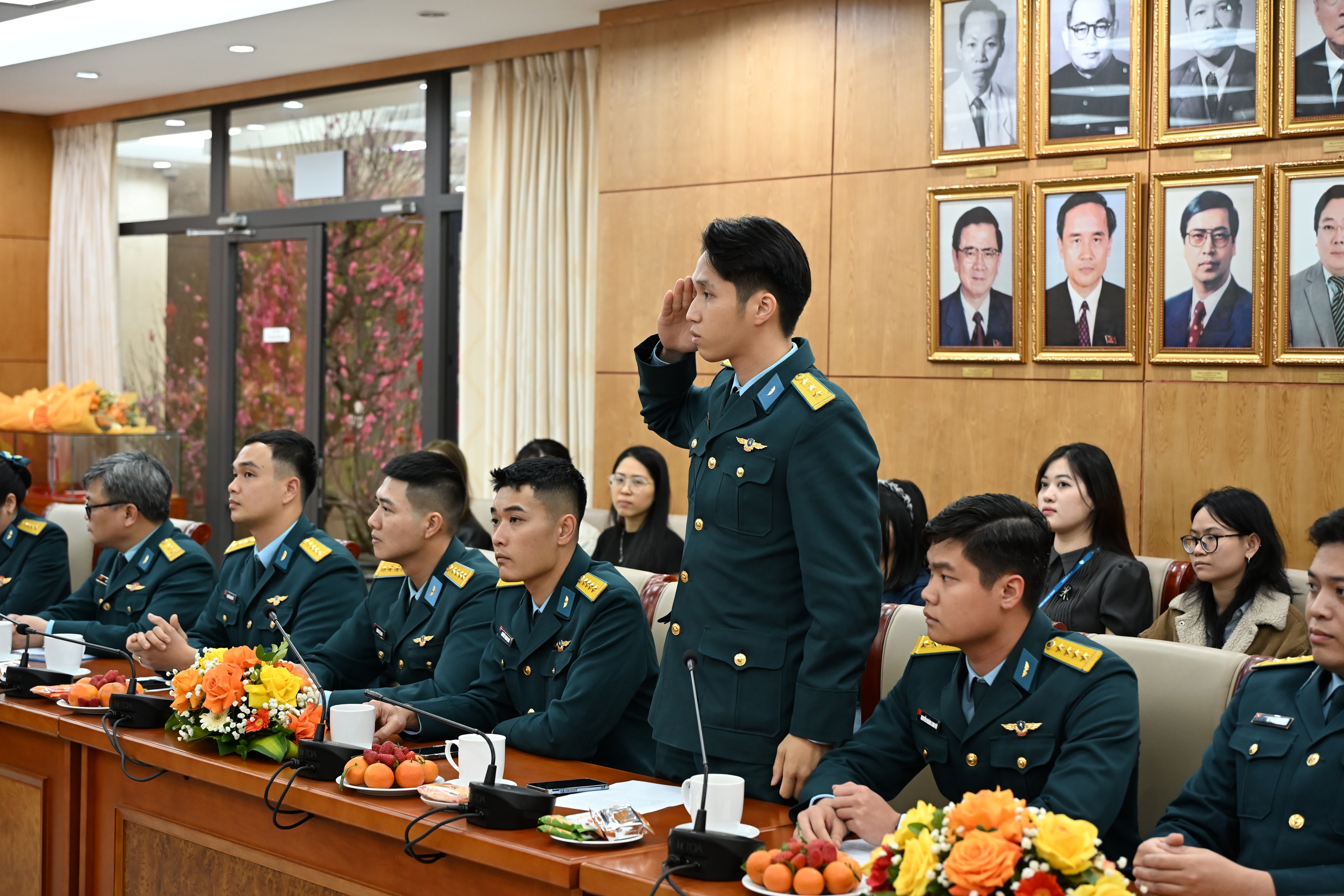 Cuộc gặp mặt lịch sử giữa Trung tướng Phạm Tuân và chị Amanda Nguyễn - Ảnh 5.