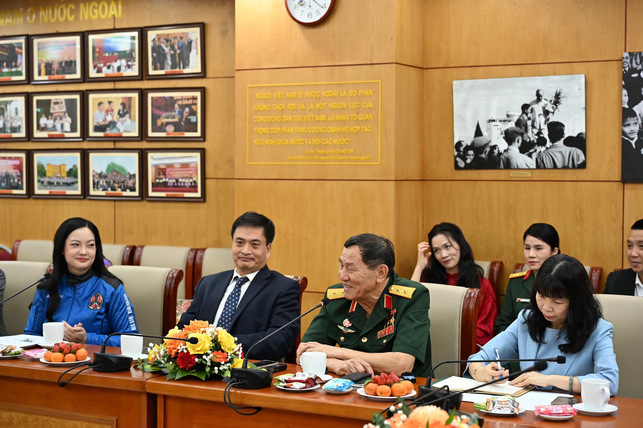 Cuộc gặp mặt lịch sử giữa Trung tướng Phạm Tuân và chị Amanda Nguyễn - Ảnh 6.