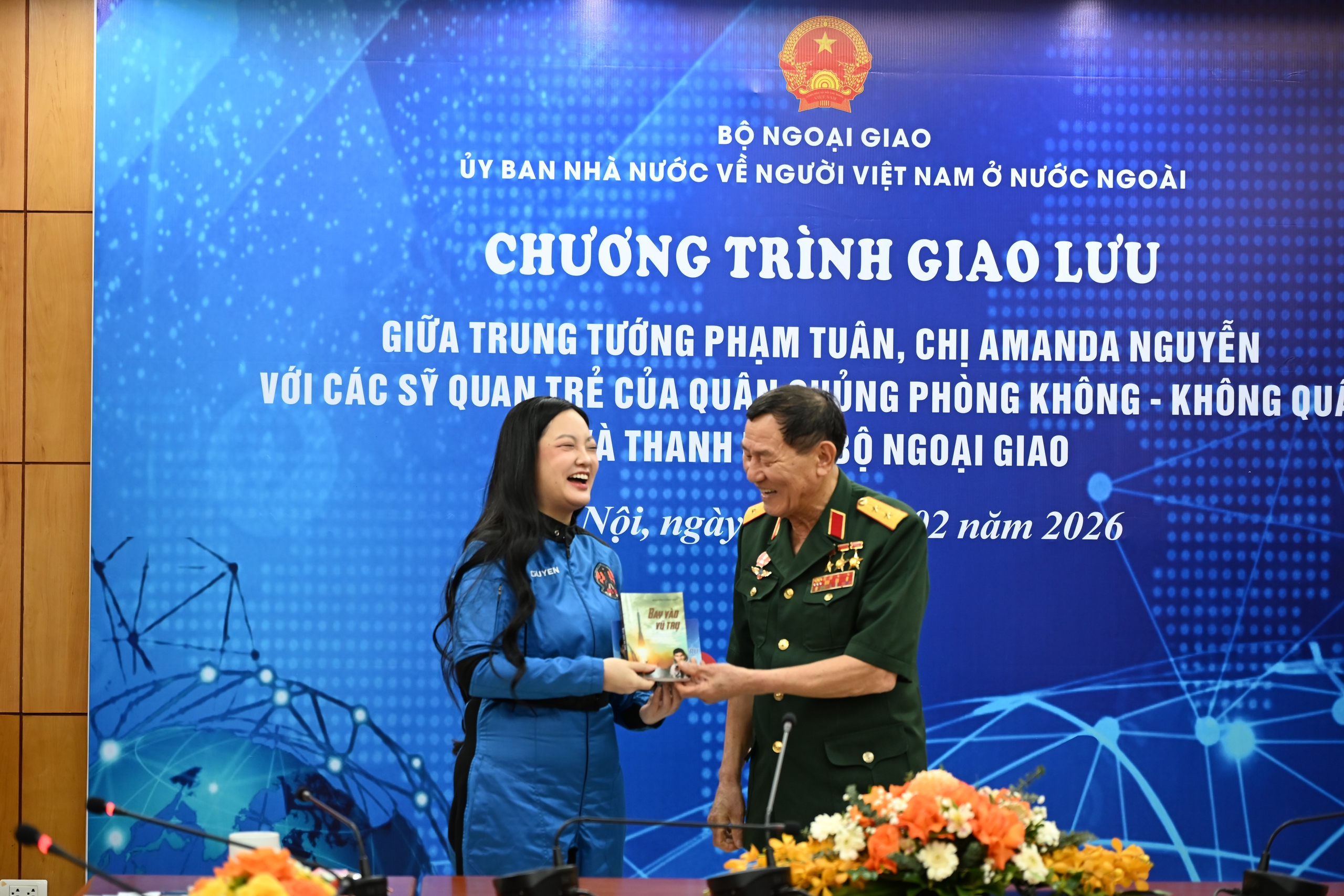 Cuộc gặp mặt lịch sử giữa Trung tướng Phạm Tuân và chị Amanda Nguyễn - Ảnh 11.