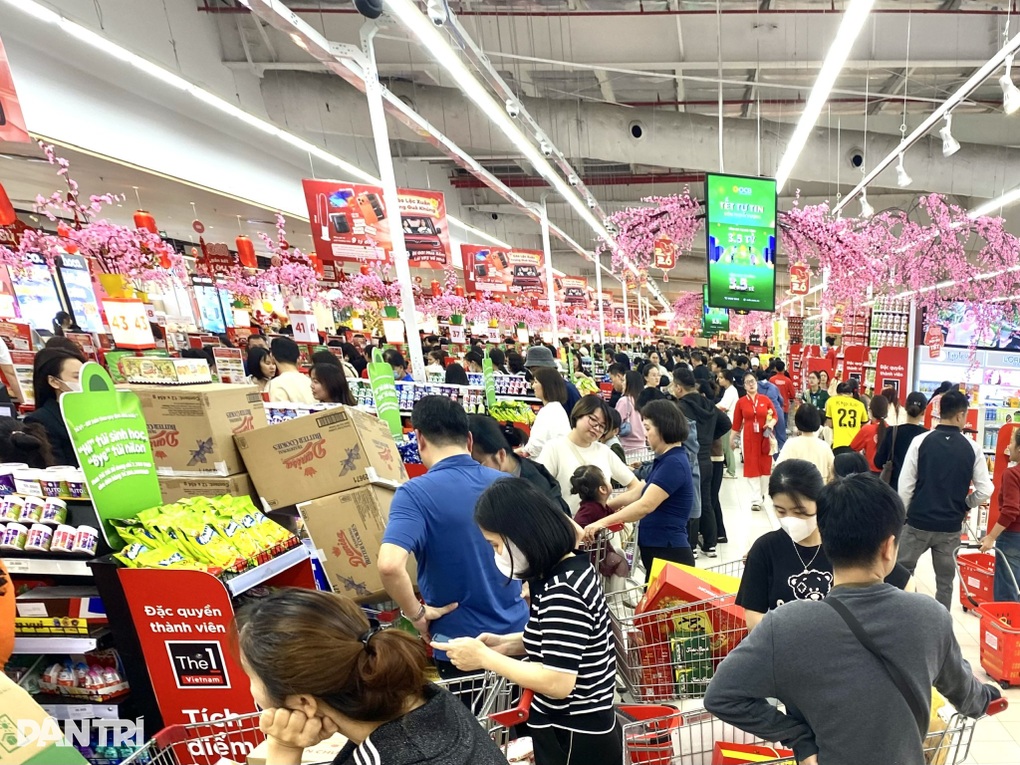 Người dân dè dặt sắm Tết, siêu thị dồn dập giảm giá - 2