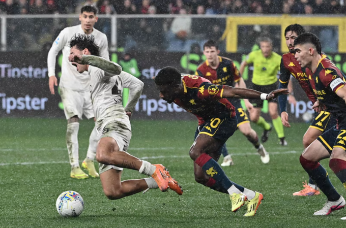 Antonio Vergara (trái) ngã trong vòng cấm sau pha va chạm với Maxwel Cornet. Ảnh: AFP