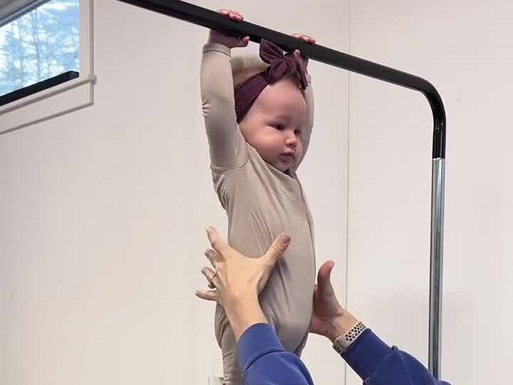 Em bé 8 tháng tuổi gây sốt với khả năng đu xà 