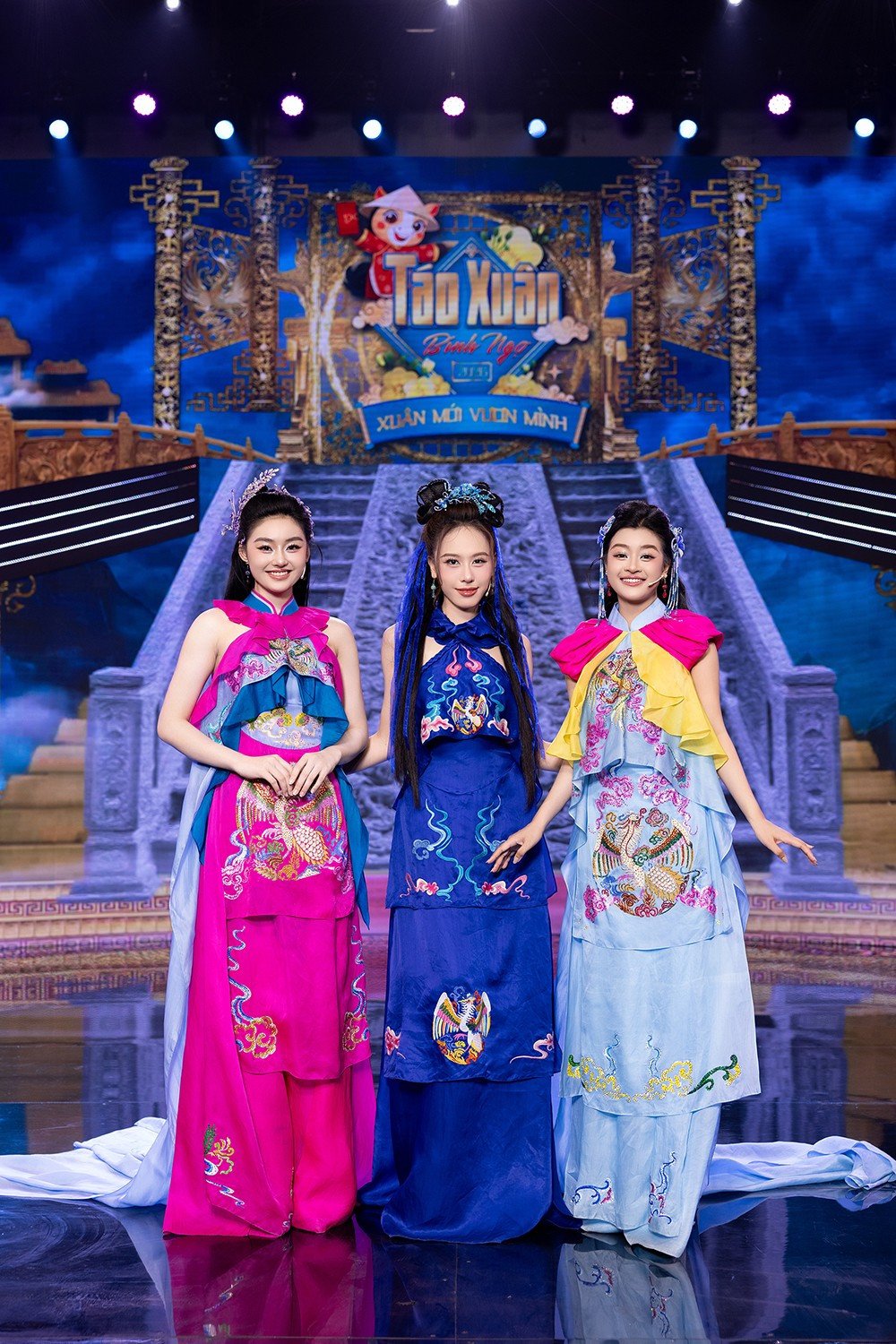 Hoa hậu, á hậu diễn chương trình đêm Giao thừa - 2