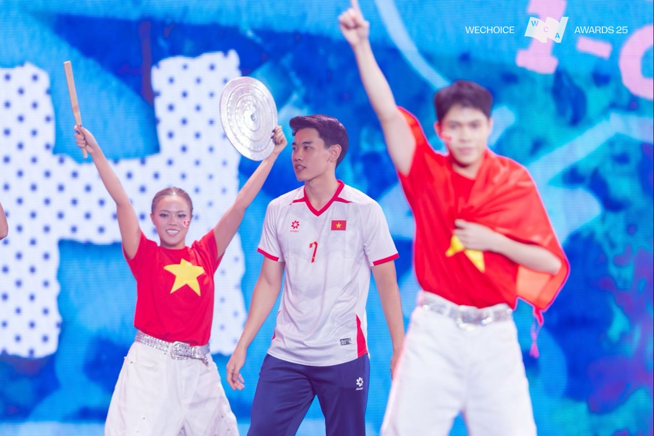 BLV Tạ Biên Cương làm thơ tại WeChoice Awards: 