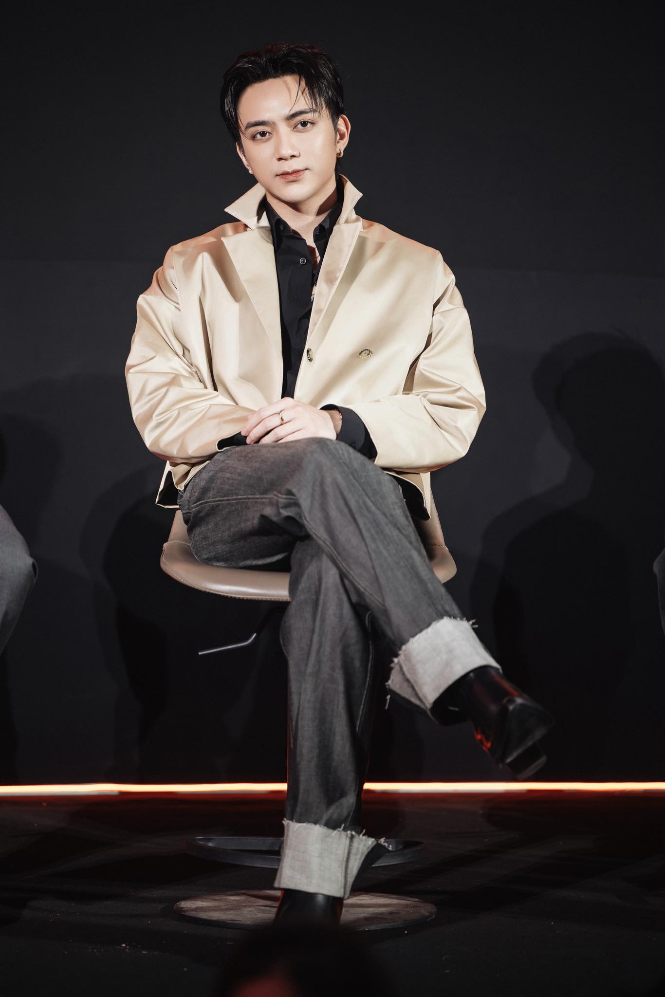 1770510773 300 Cu dup dinh noc kich tran cua SOOBIN tai WeChoice