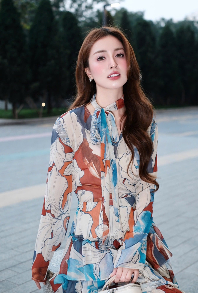 Diện váy hoa, đầm họa tiết, nàng lúc nào cũng trẻ trung xinh đẹp- Ảnh 9.