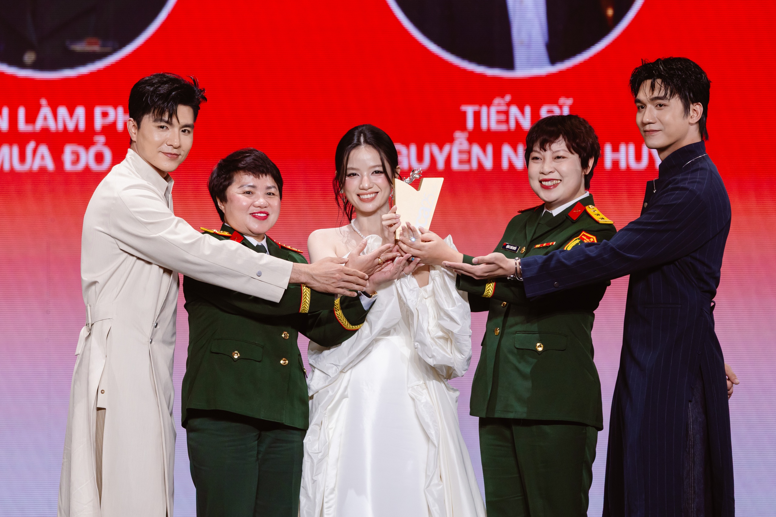 Nguyễn Văn Chung, Phương Mỹ Chi… đón tin vui, 'Mưa đỏ' lại thắng lớn

- Ảnh 10.