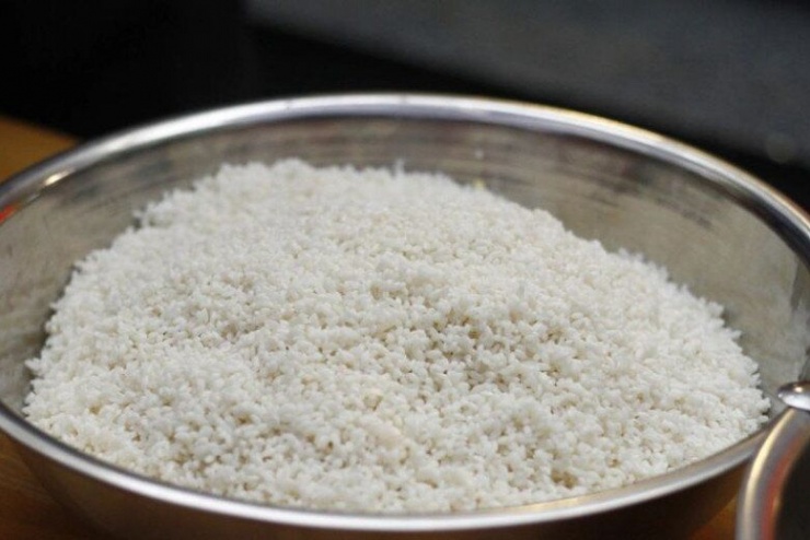 Nấu xôi gấc cúng ông Công ông Táo, thêm thứ này của con gà, hạt nếp căng bóng dẻo thơm, màu đỏ đẹp hút tài lộc, may mắn - 3