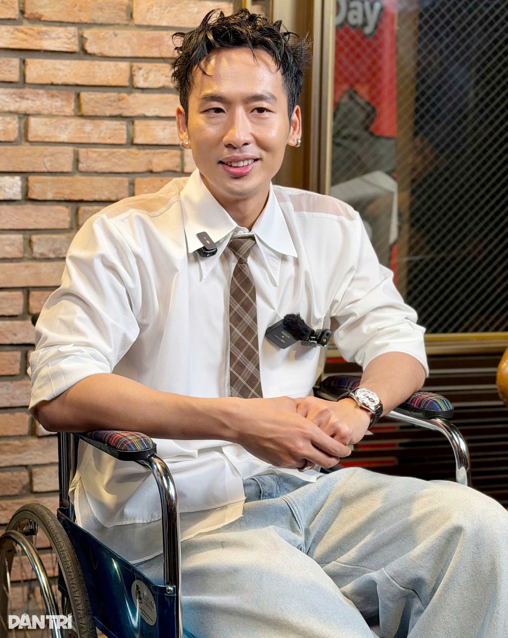 Tuấn Trần ngồi xe lăn, tình tứ với Phương Anh Đào gây sốt - 3