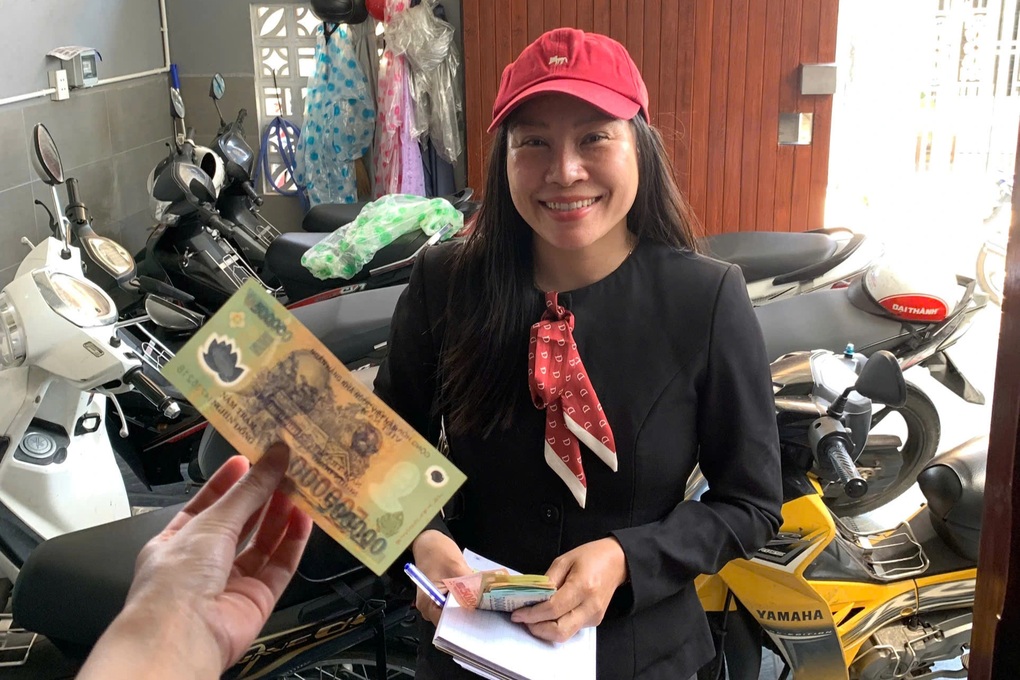 Cả dãy trọ sinh viên bất ngờ khi được chủ nhà lì xì 500.000 đồng/phòng - 2