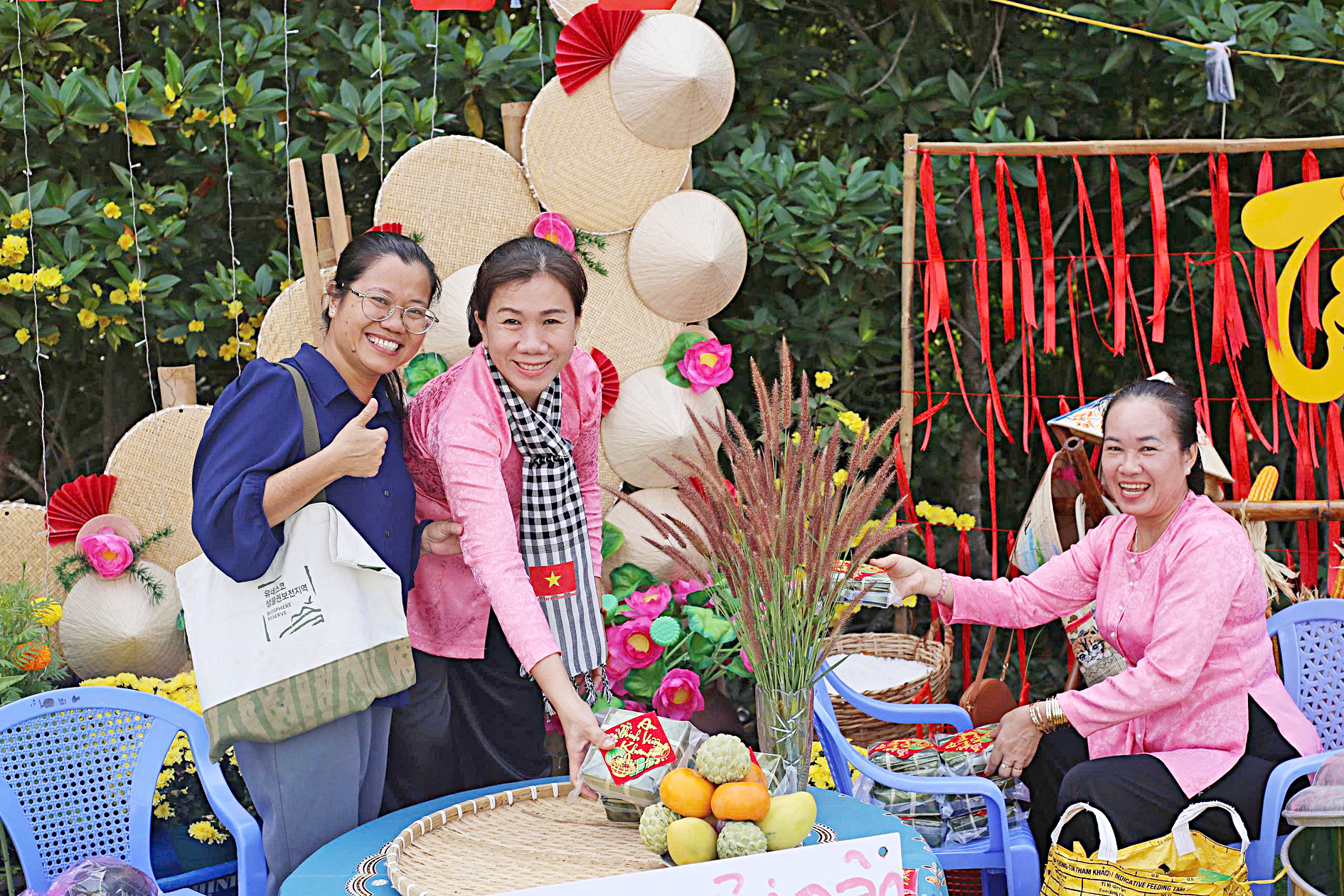 Tết đã về trong từng hẻm nhỏ - Ảnh 11.