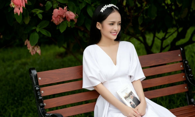 Thanh Trúc và cuốn sách Thiền sư và em bé 5 tuổi của Thích Nhất Hạnh. Ảnh: Nhân vật cung cấp