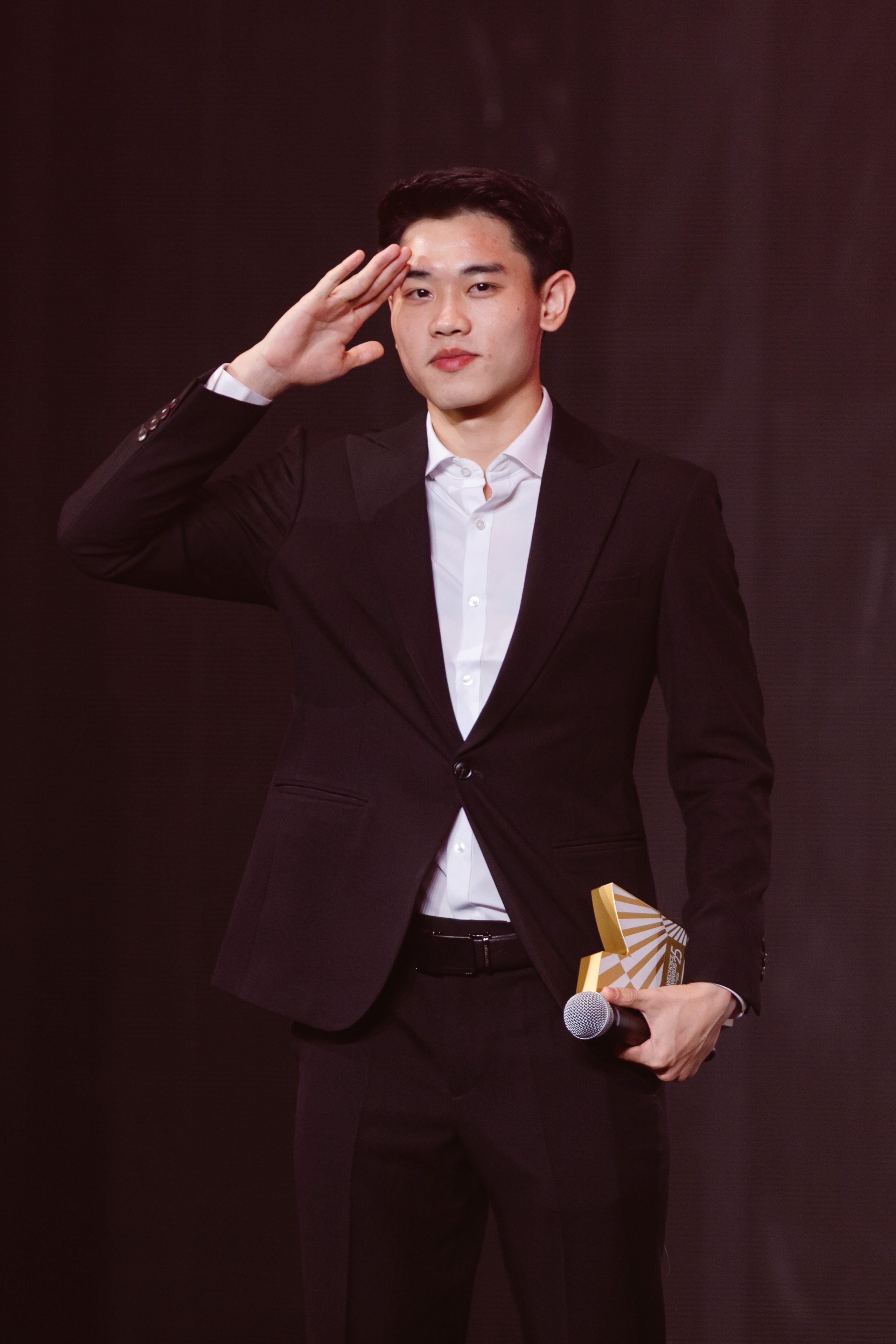 Đình Bắc tái hiện khoảnh khắc ăn mừng trên sân khấu WeChoice Awards, ‘cương quyết’ không chịu hé lộ bí mật…- Ảnh 3.