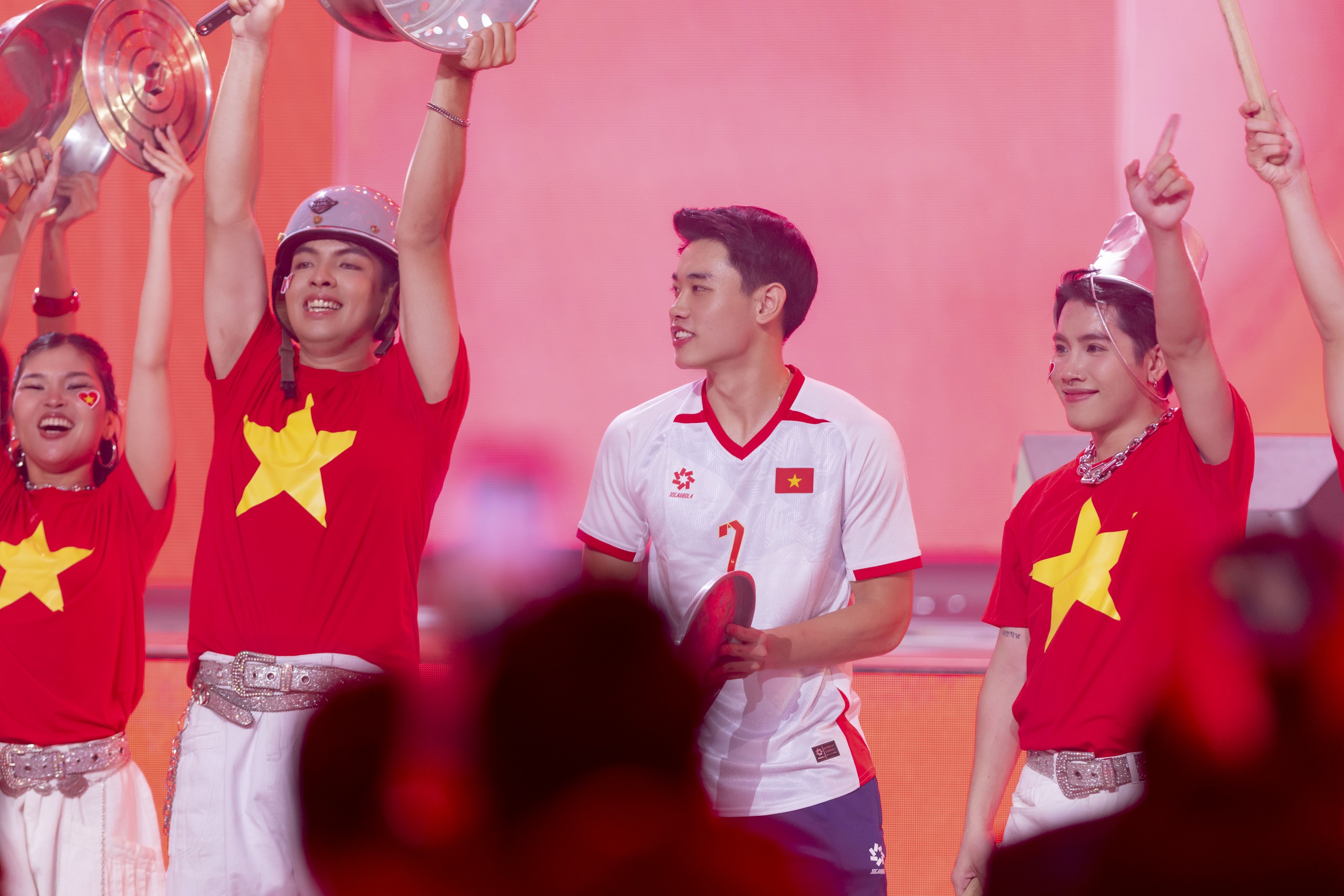 Đình Bắc tái hiện khoảnh khắc ăn mừng trên sân khấu WeChoice Awards, ‘cương quyết’ không chịu hé lộ bí mật…- Ảnh 6.