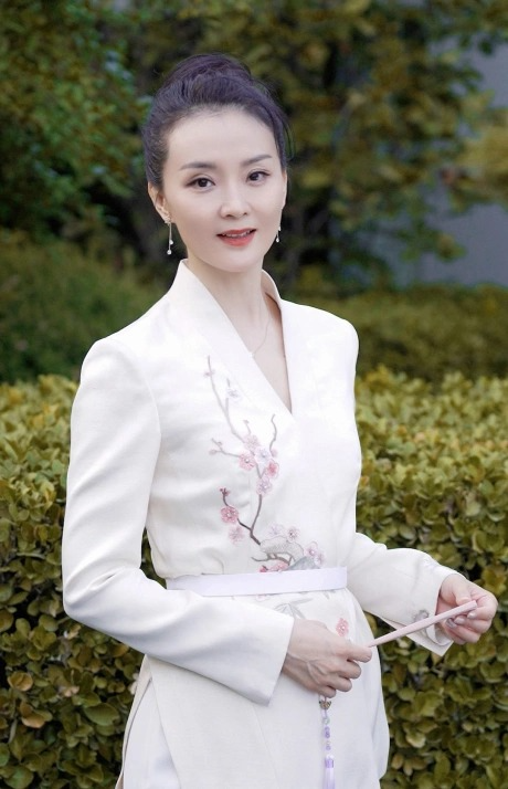 Mỹ nhân Hoàn Châu Cách Cách quỳ xuống rửa chân cho mẹ chồng quý tộc, nai lưng trả nợ 4.000 tỷ cho chồng đại gia- Ảnh 9.