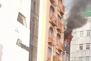 Cháy tòa nhà 5 tầng trên đường Hồ Hảo Hớn, khói đen bao trùm khu dân cư